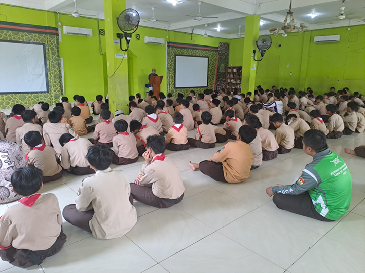 Sholat Jum'at anak SD dengan Para Guru